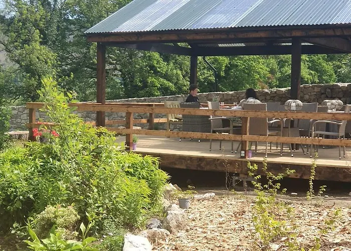Campo de lujo The Lawn Yurt Tullow